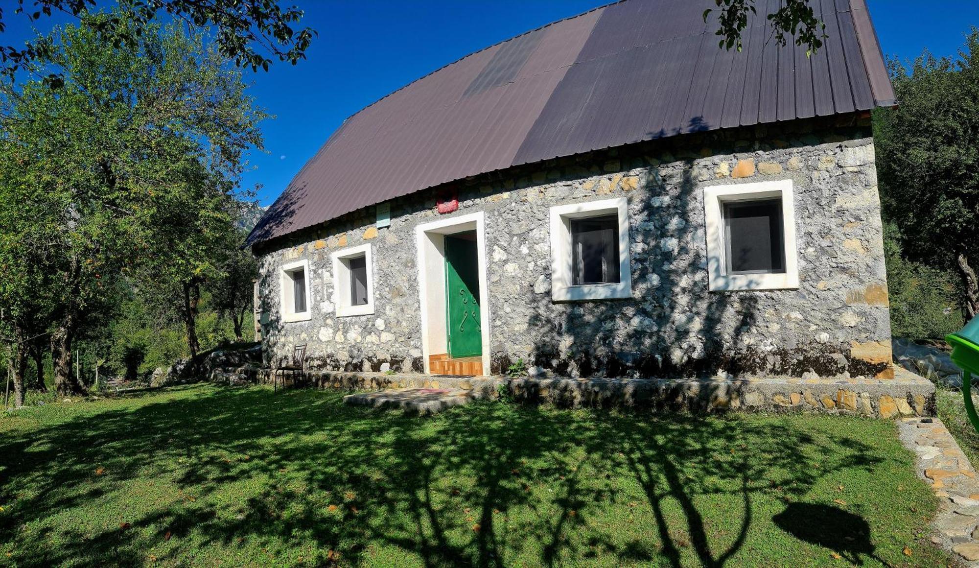 Guest House Emanueli Tropoje エクステリア 写真