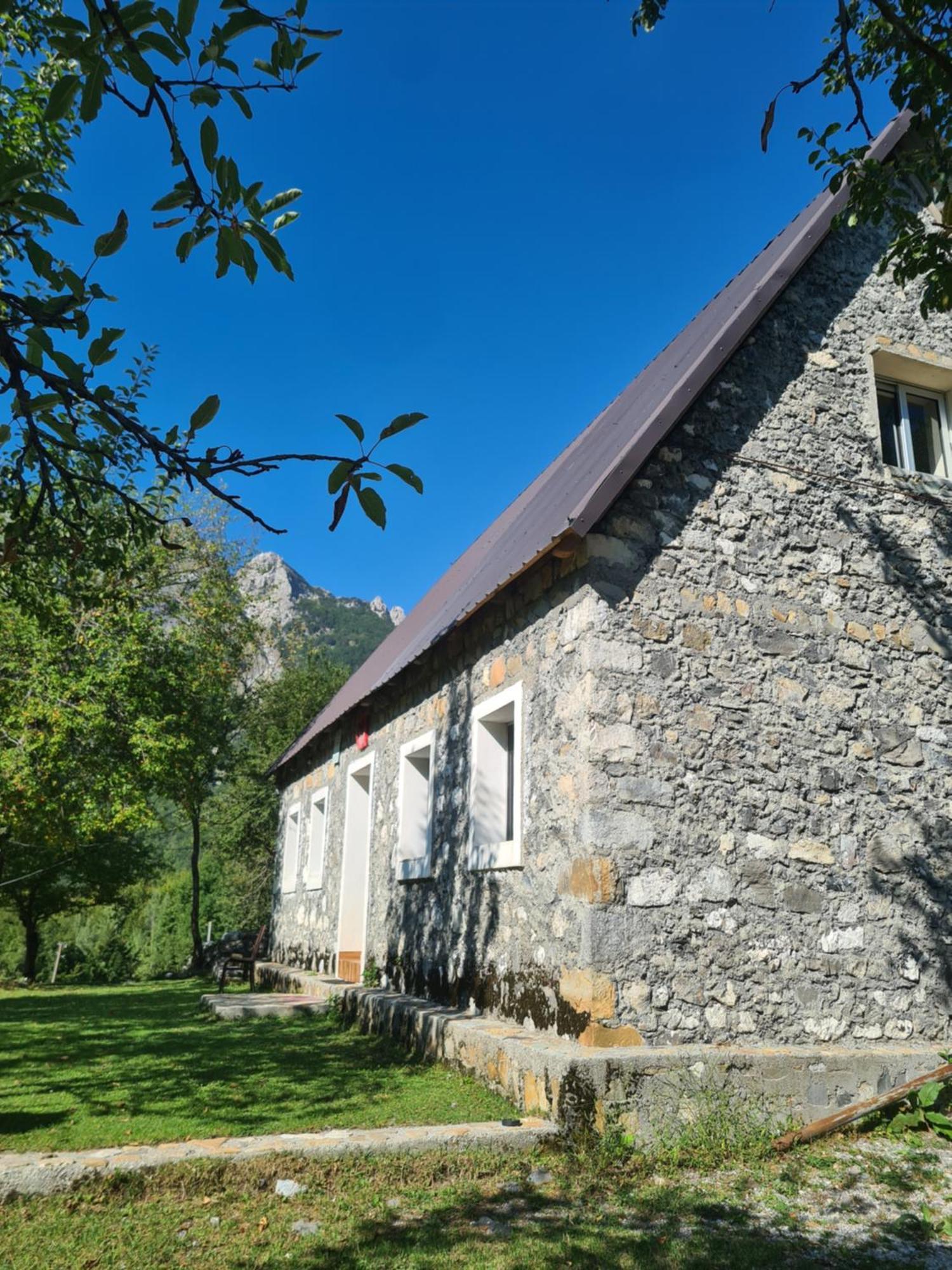 Guest House Emanueli Tropoje エクステリア 写真