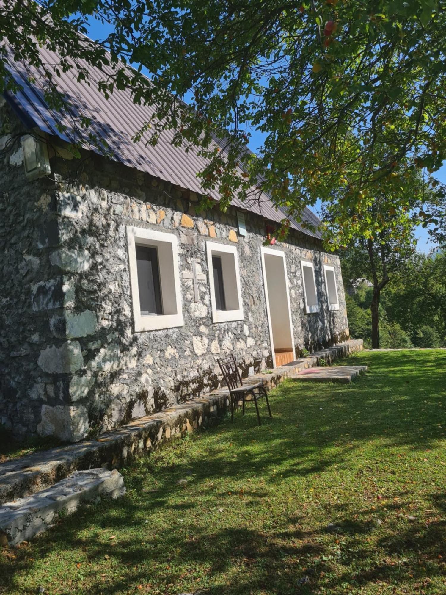 Guest House Emanueli Tropoje エクステリア 写真